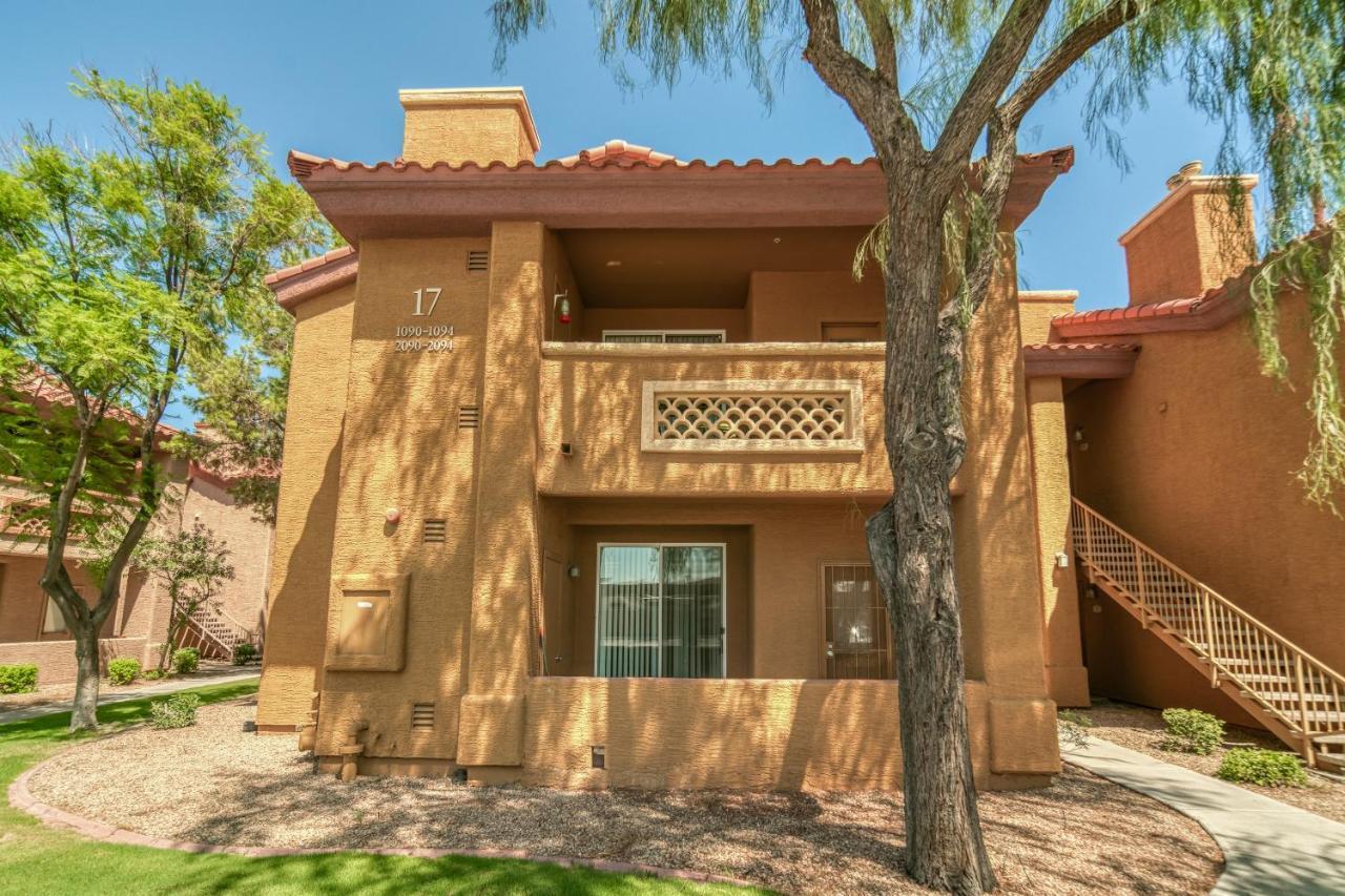 Pristine Top Floor Condo With Access To Clubhouse & Pools Phoenix Exterior foto